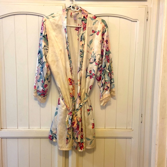 Secret Treasures Other - Cute floral wrap robe